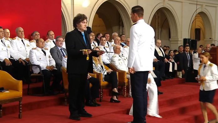 Milei entregó sables y medallas a una nueva camada de las Fuerzas Armadas: “Defiendan al país, el gobierno los defenderá a ustedes”