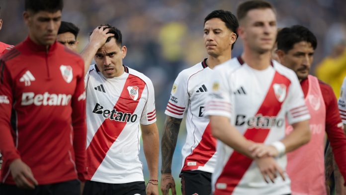 Prohibieron el ingreso a las canchas al hincha de Boca que entró al campo, se burló de River y fue golpeado por Salas