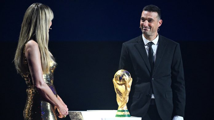 Scaloni habló tras el sorteo del Mundial: la explicación de los guantes que usó para llevar la Copa y los posibles cruces