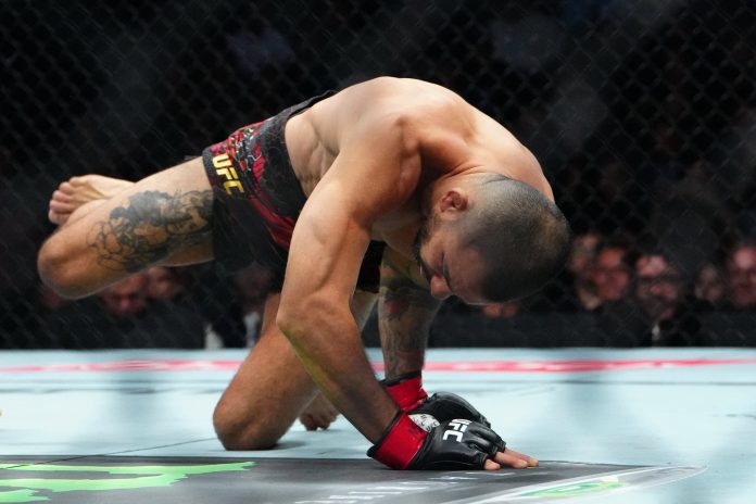 Un luchador de UFC cayó mal, sufrió una escalofriante lesión y perdió el título mundial en una decisión que desató un debate